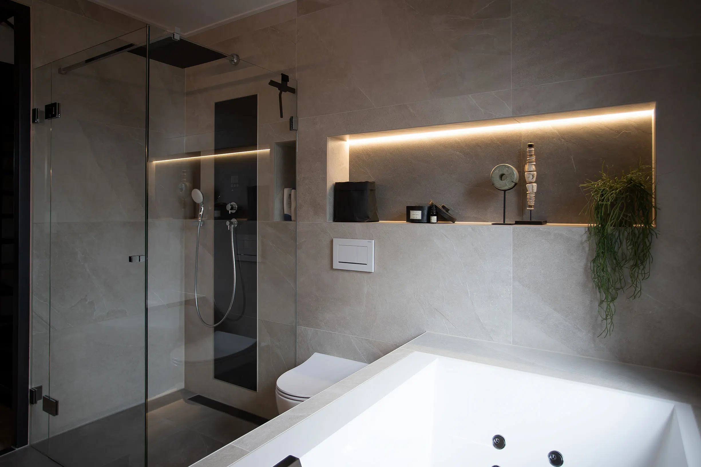 Strakke hotel chique badkamer in Blaricum