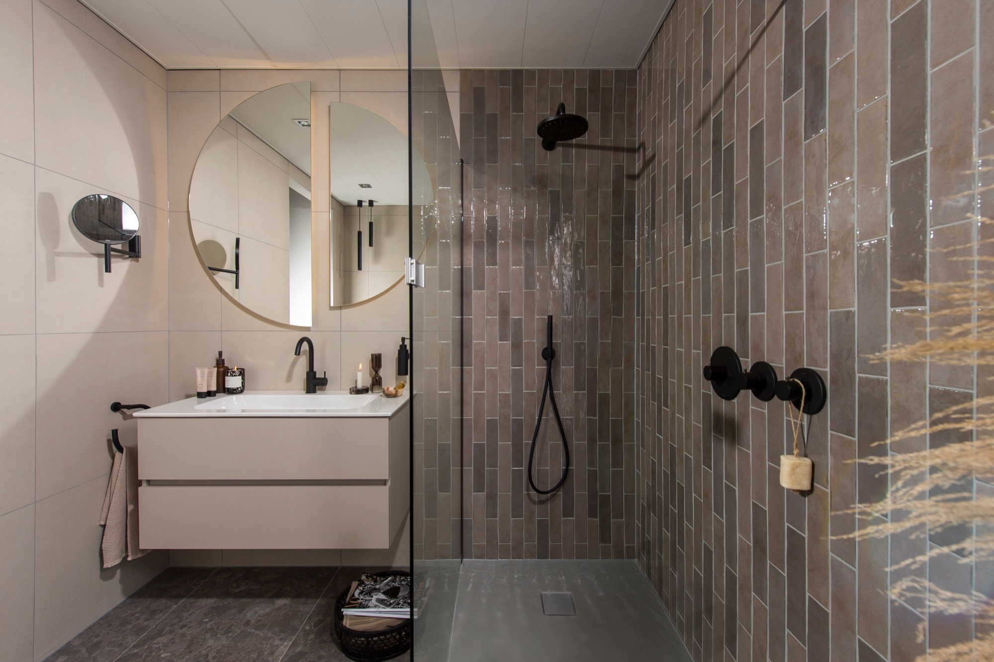 Overzicht van een taupe badkamer met inloopdouche