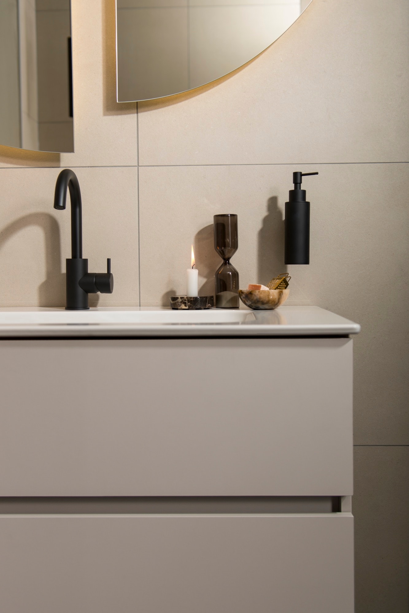 Beige badmeubel met waskom en zwarte wastafelkraan