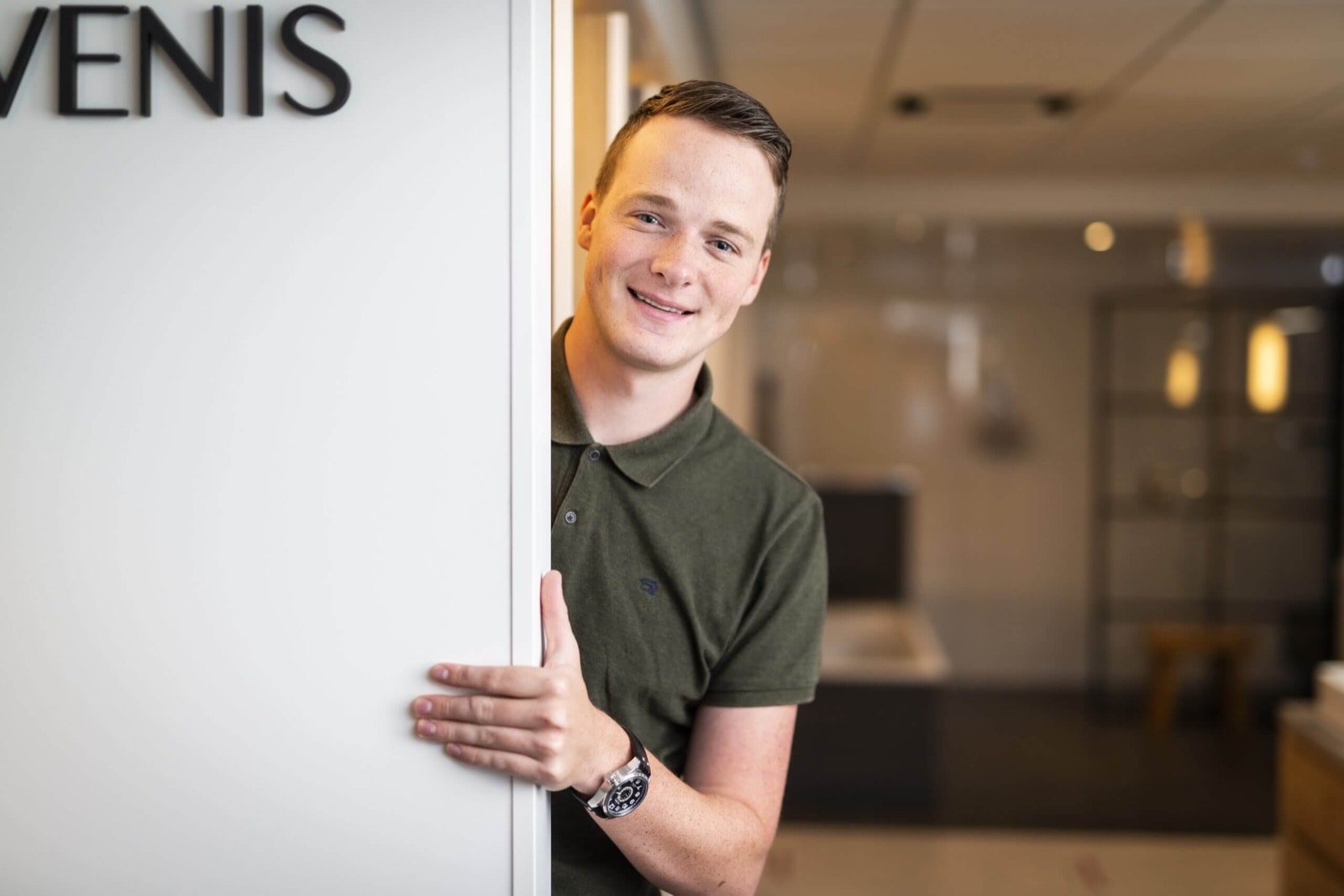 Medewerker van Baderie Barneveld in de showroom