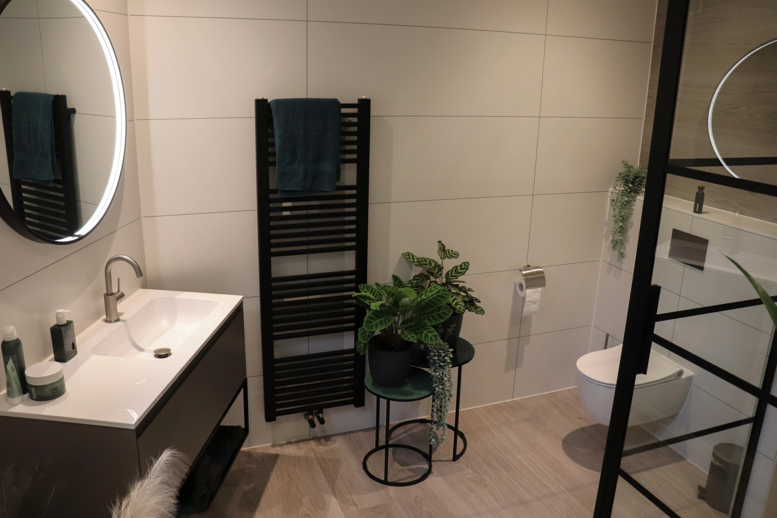 Frisse industriële badkamer in Soest