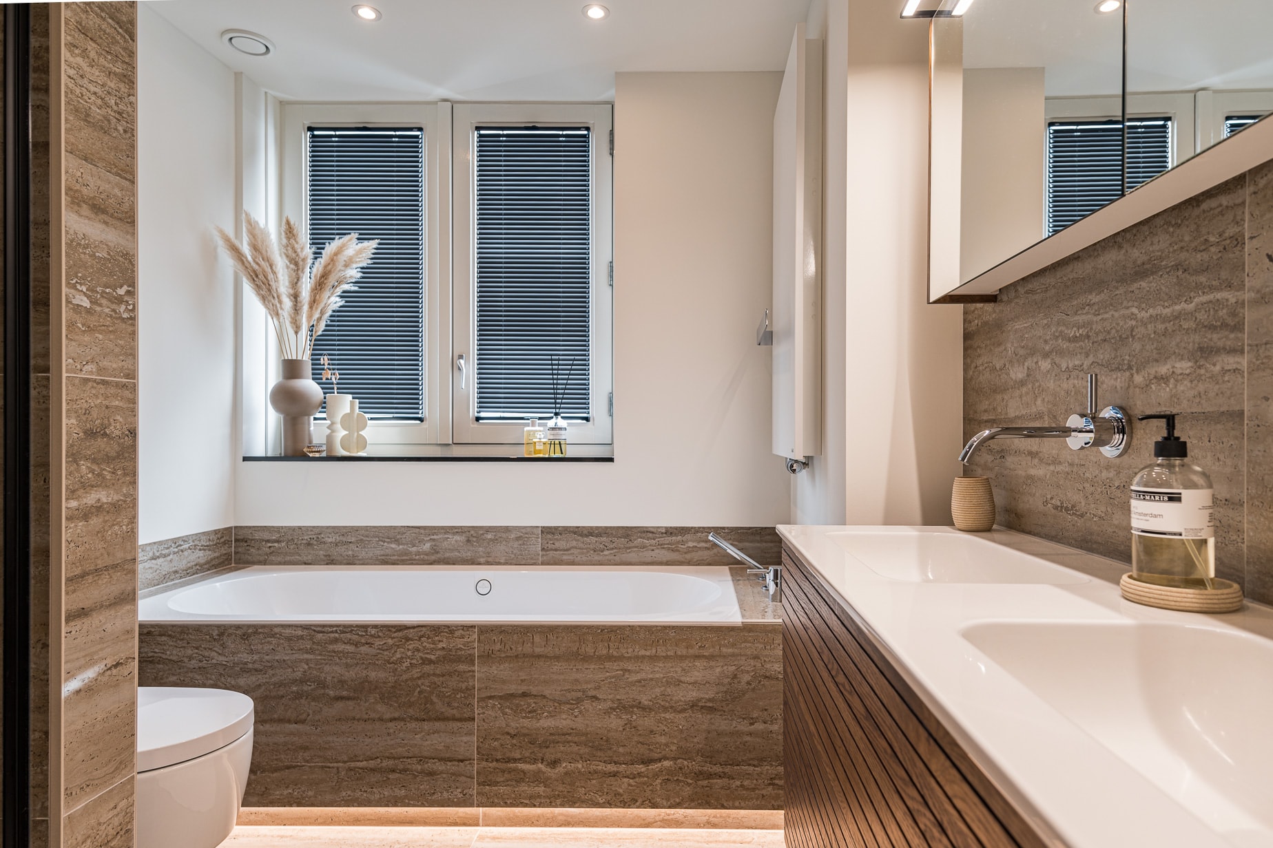 Natuurlijke, warme badkamer in De Meern