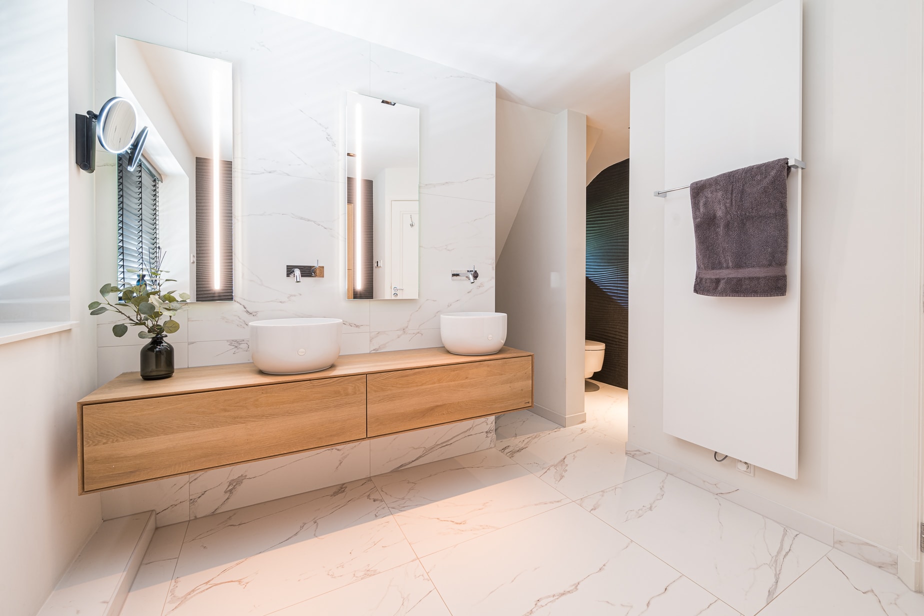 Lichte, ruimtelijke badkamer in Laren