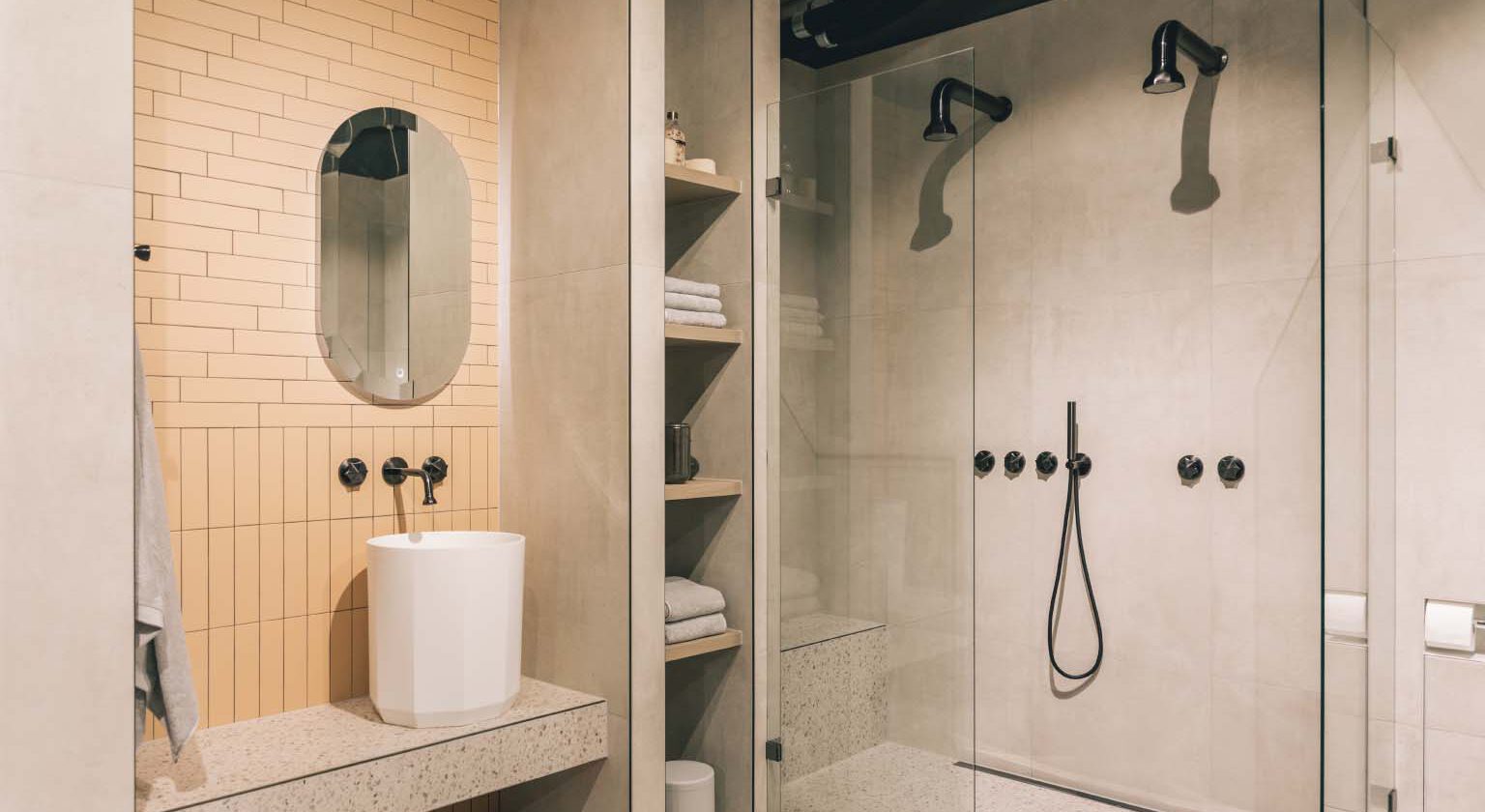 JEE-O bloom collectie met vrijstaand bad en design badkraan