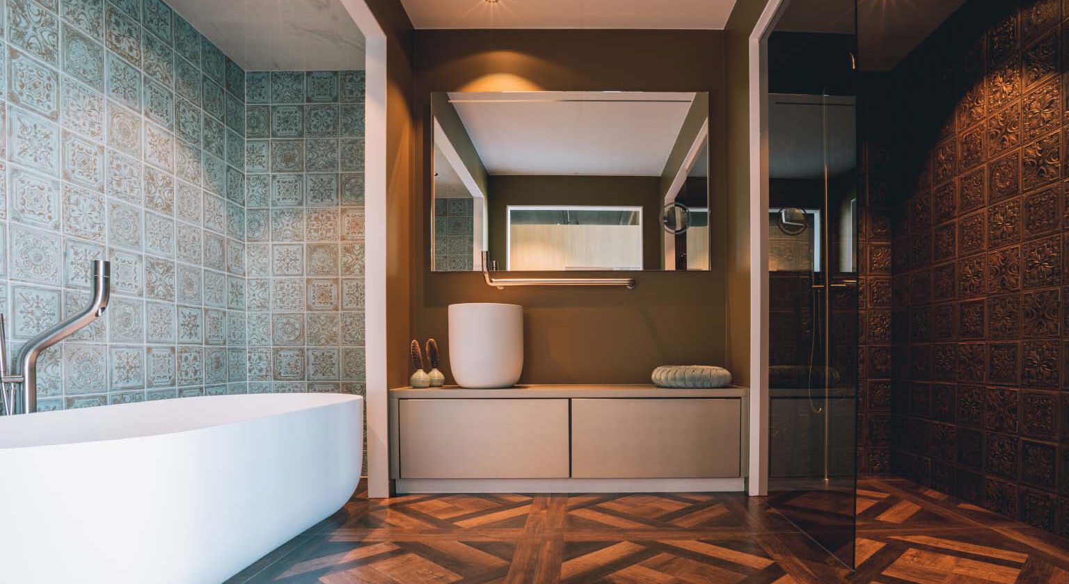 JEE-O flow wastafelkranen van geborsteld RVS in moderne badkamer