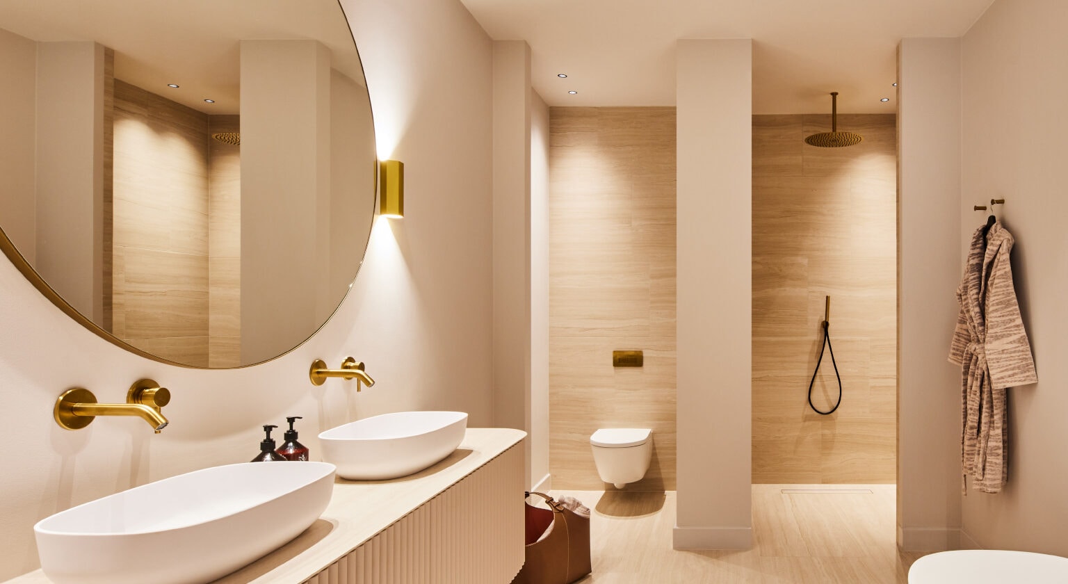 JEE-O slimline kranen en regendouche in warme badkamer met gouden accenten