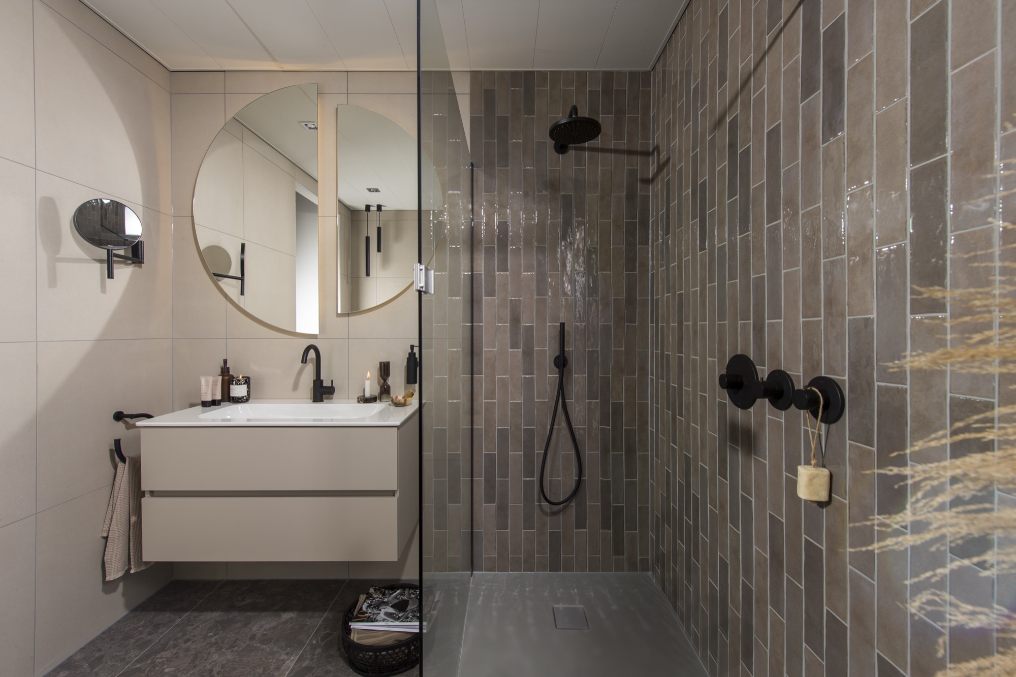 Overzicht van een taupe badkamer met inloopdouche