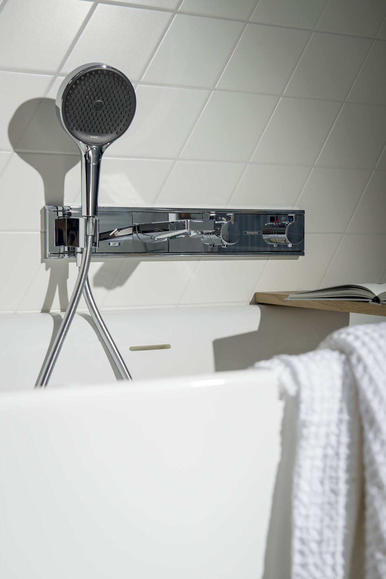 Chromen badthermostaat bij een ligbad