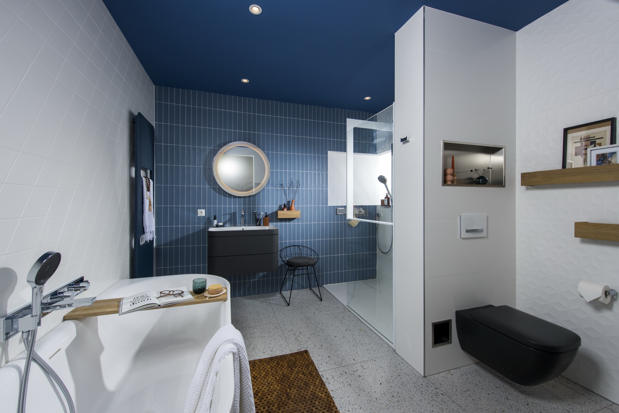 Vrijstaand bad in een blauwe badkamer