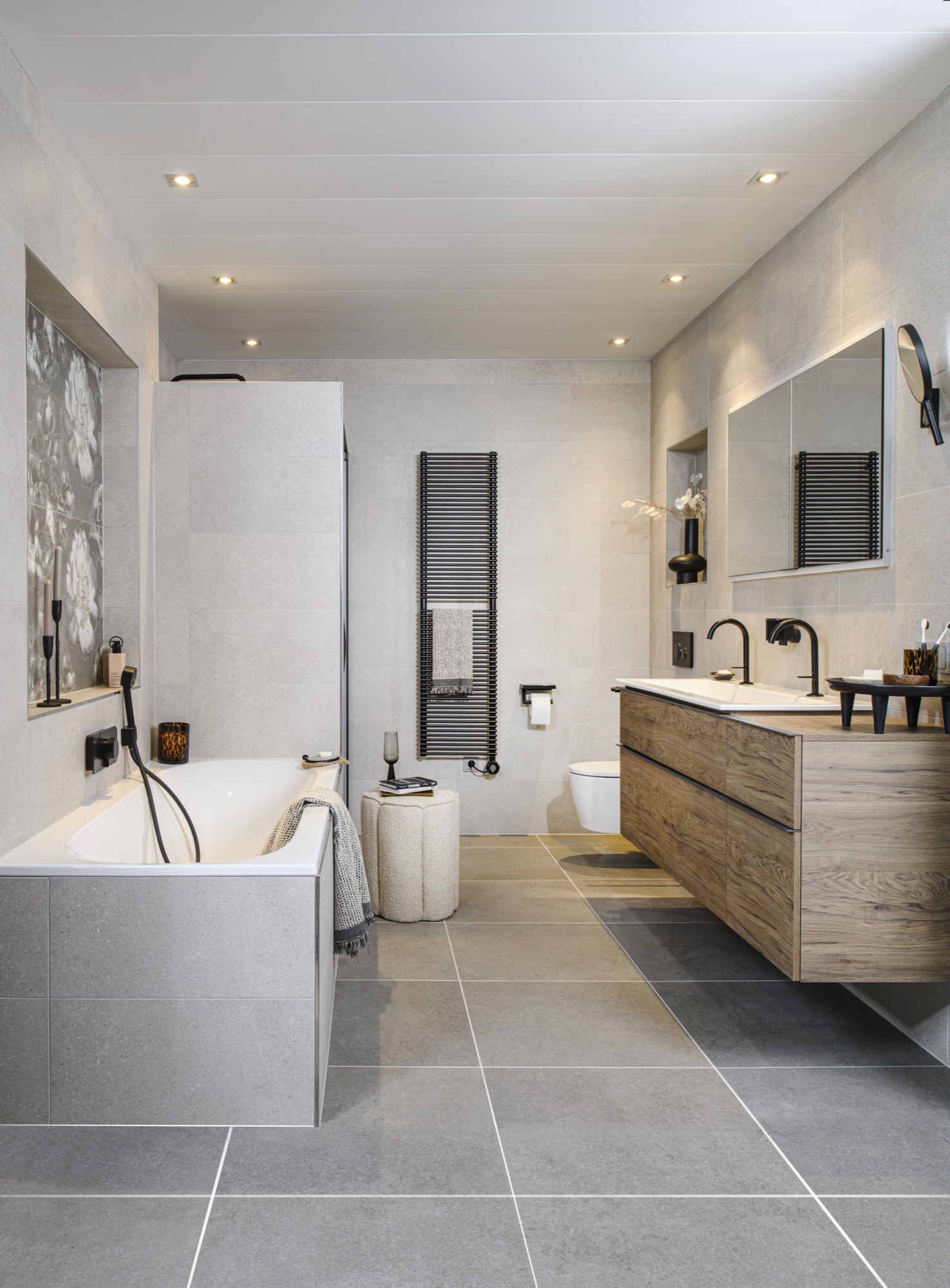 Complete badkamer met ingebouwd ligbad en houten badmeubel