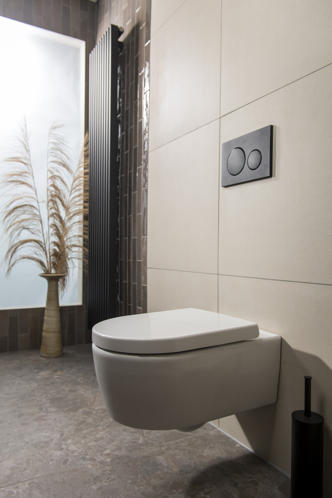 Hangtoilet met zwarte drukplaat