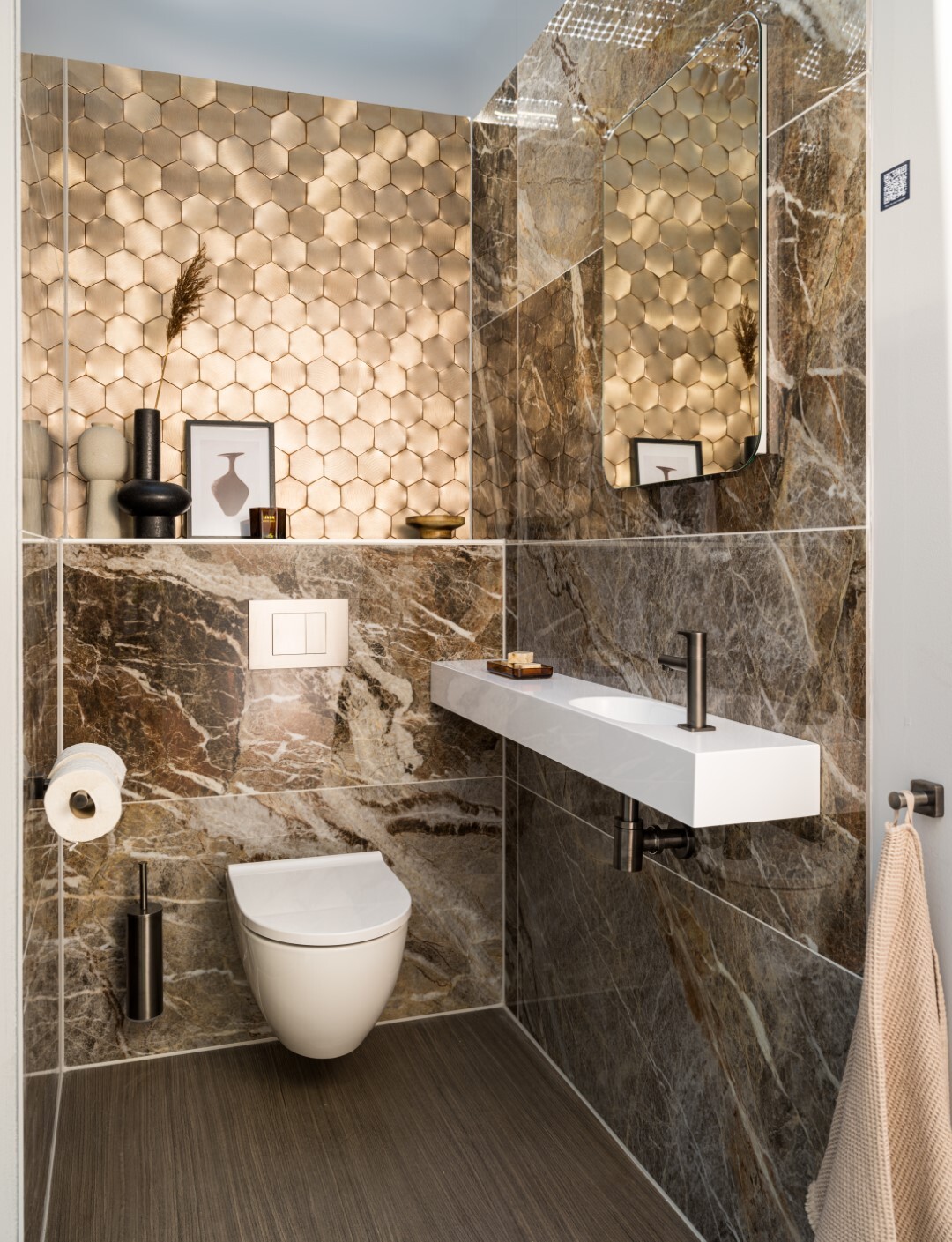 Toilet met marmerlook tegels en hexagon mozaïek